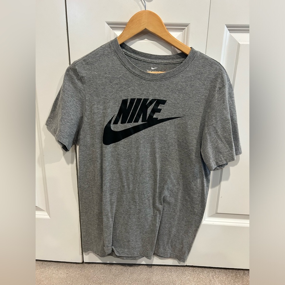 Nike tee t-shirt men’s size small gray